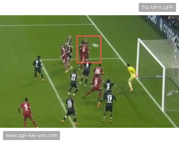 利物浦连续角球压制，马赛禁区一片混乱，利物浦踢球真脏