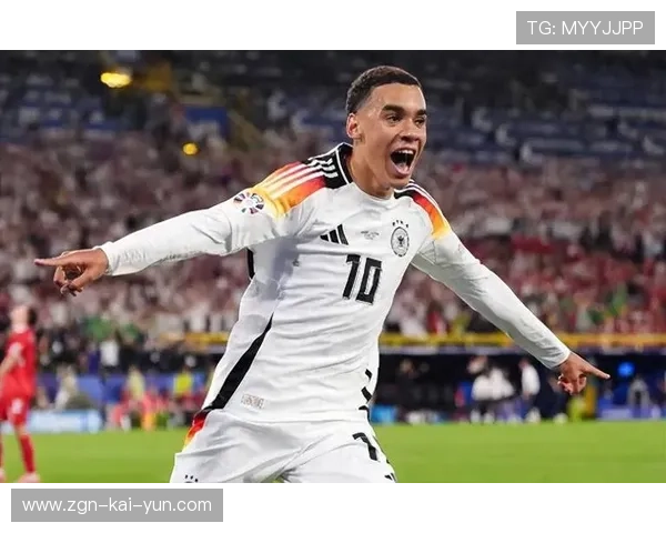 拜仁穆西亚拉蛇形过人后冷静抽射——未来巨星的完美演绎 拜仁穆西亚拉蛇形过人后冷静抽射——未来巨星的完美演绎