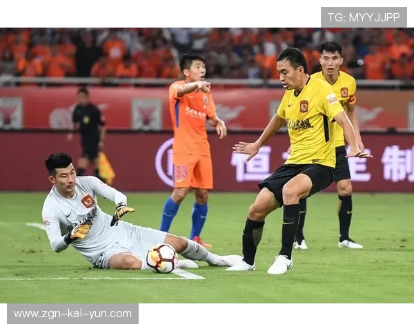 球星夜间与队医讨论恢复策略,敬业态度获广泛好评 球星夜间与队医讨论恢复策略,敬业态度获广泛好评