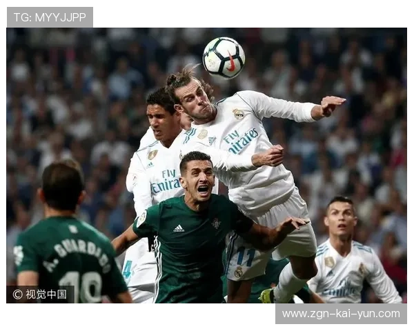 足球争顶头球力量与角度完美结合